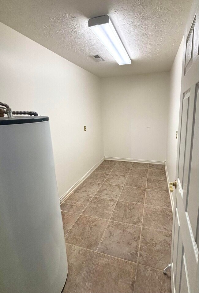 Building Photo - 433 Deer Lake Pl