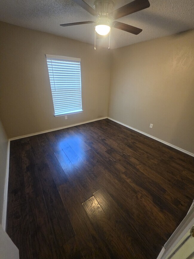 Building Photo - 4 bed 2 bath home