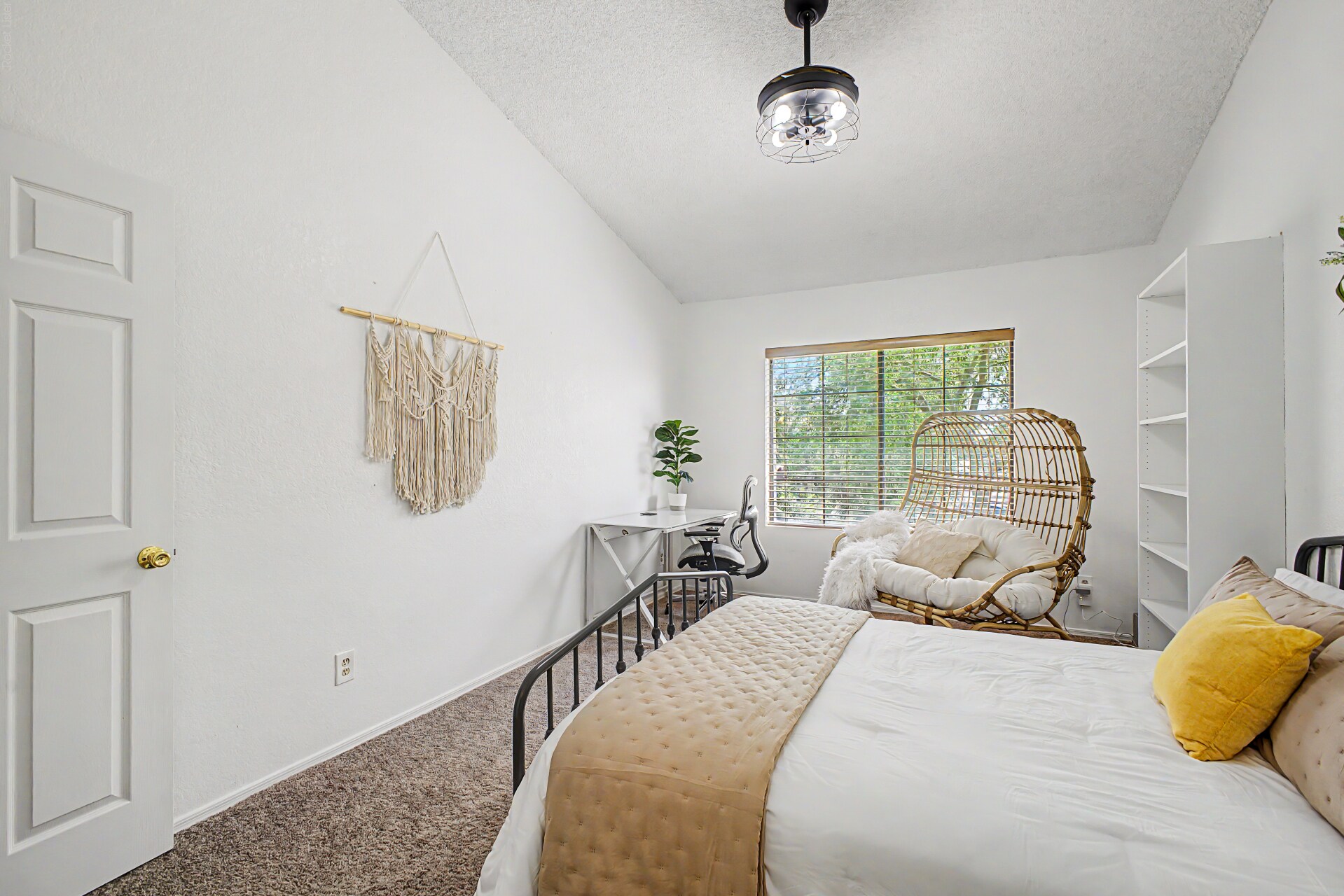 Primary Suite (Upstairs): Queen Bed, Dual-Sink En-Suite Bathroom, Multiple Closets, Pool Views, Slee - 819 N College Ave