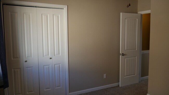 Building Photo - 3 Bedroom 2.5 Bath Townhome with Great Mou...
