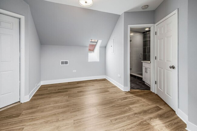Building Photo - Gorgeous, Updated Duplex 2bd/2bth, Wicker Park Avail 5/1