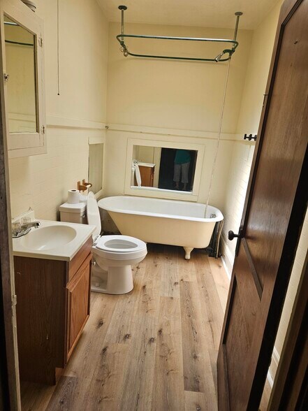 Building Photo - 141 N Main St