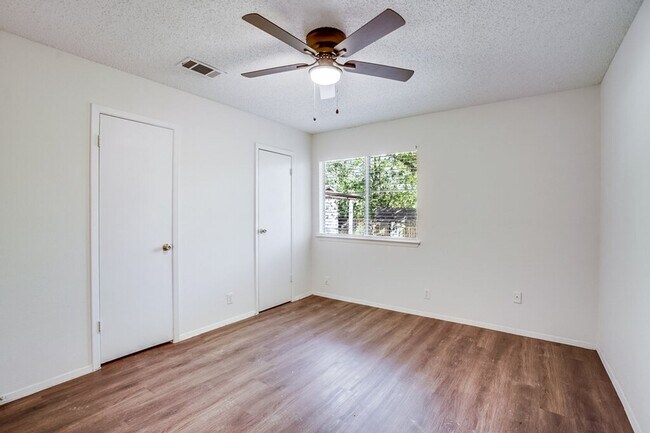 Building Photo - 907 Fieldwood Dr