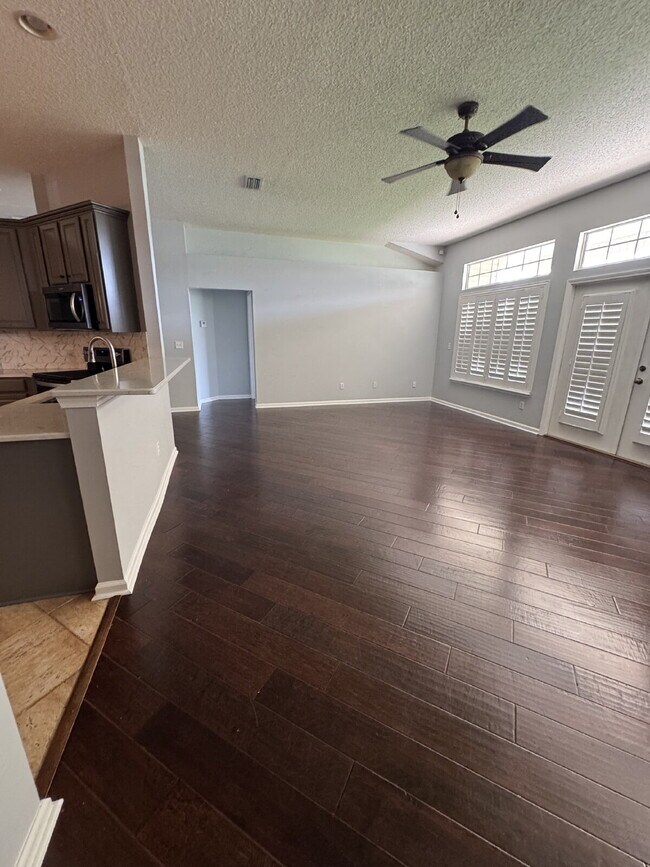 Building Photo - 4 bedroom 2 bath home with large fenced in...