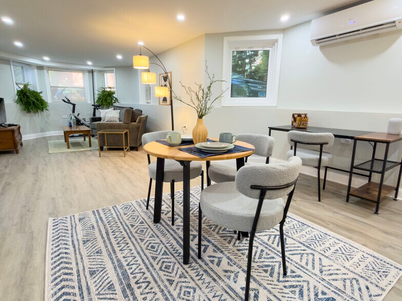 Large Dining/Living area with big windows - 952 N Hoyne Ave