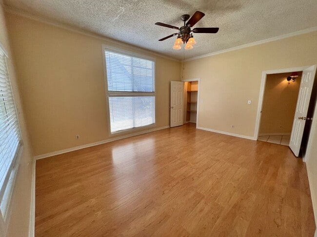 Building Photo - 447 N Raymond Ave