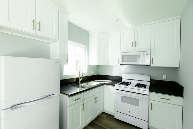 Building Photo - Private 2BR / 1BA Bungalow Unit in Hyde Park Section 8 Welcome!