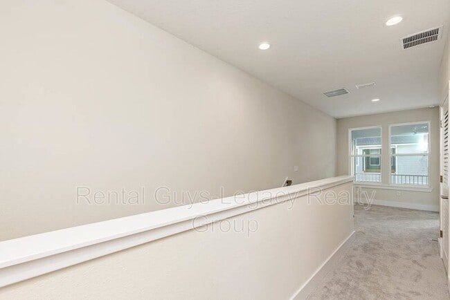 Building Photo - 24 Seaport Ln