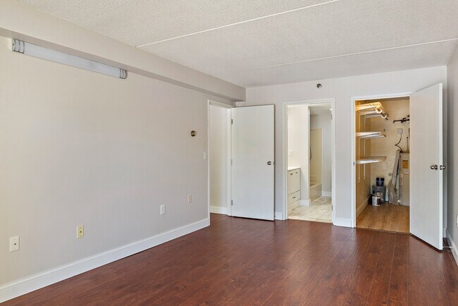 Building Photo - 200 Cove Way