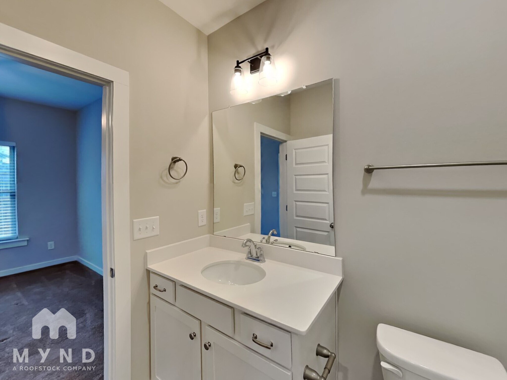 Building Photo - 176 Park Dr N