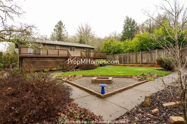Building Photo - Spacious Four Bedroom Split-Level Home In Milwaukie!