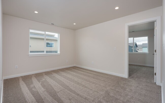 Building Photo - Stunning 4 bed, 3 bath - Corner Lot