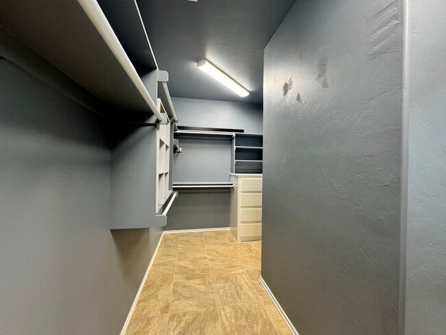 Building Photo - Spacious 3 Bedroom 2.5 Bath Home Near Okla...