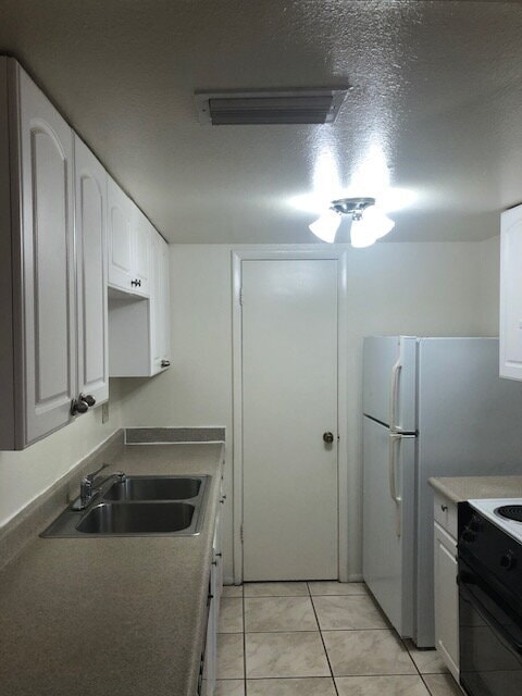 Building Photo - Very Nice 2 Story, 2 Bedroom, 1 Bath Townh...