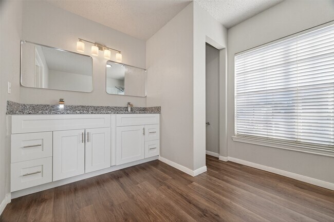 Building Photo - 21215 Park Bluff Dr