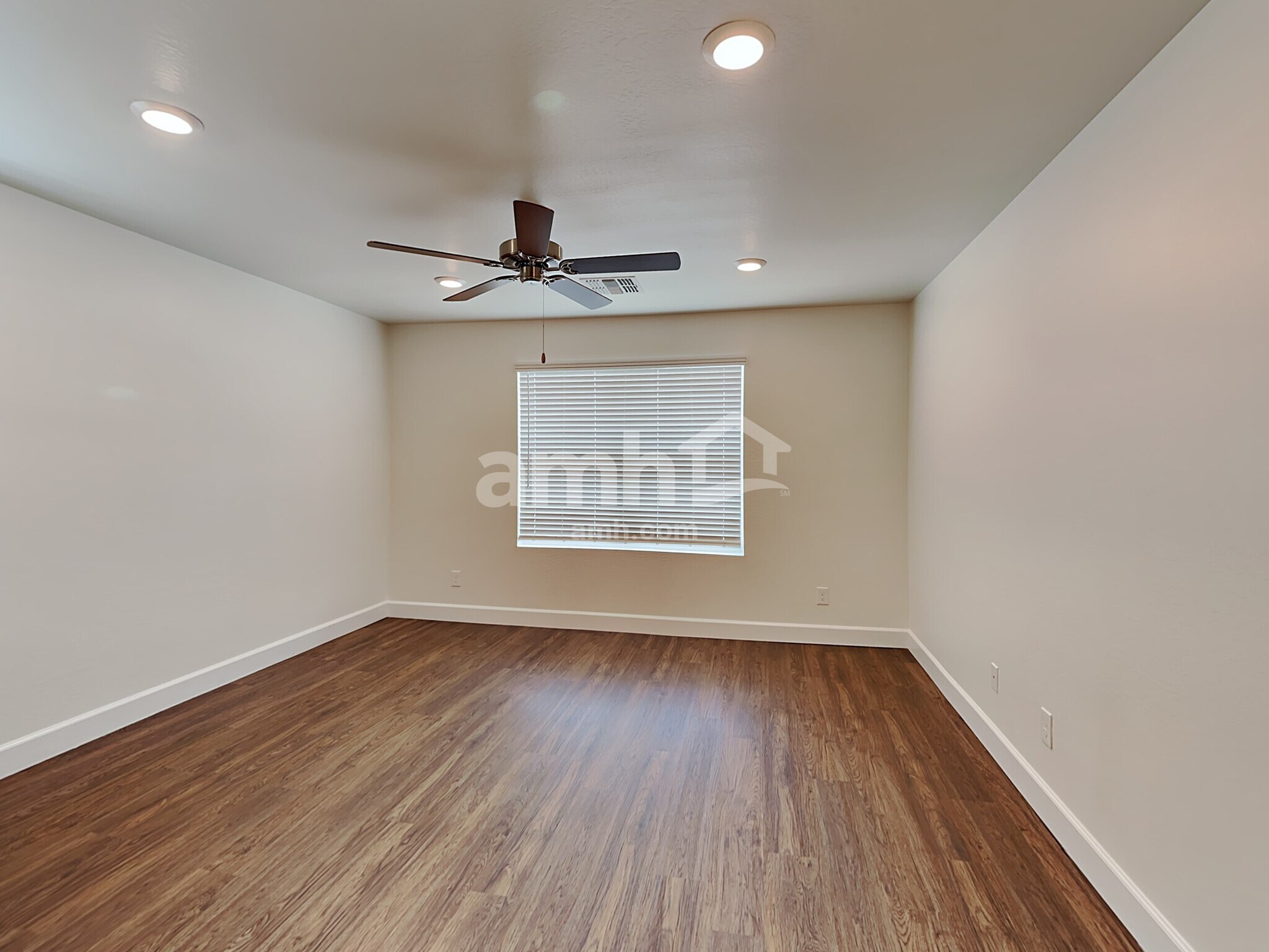 Building Photo - 658 W Bosal Dr