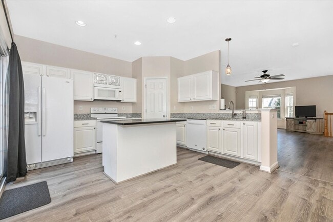 Building Photo - Twin Arch