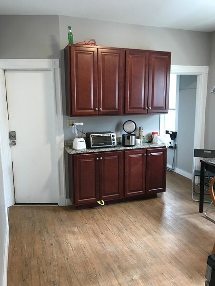 Building Photo - 8 Sunset St