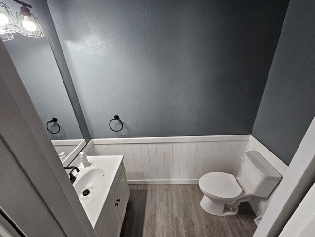 Building Photo - 817 N Hawthorne Dr