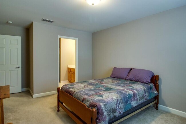 Building Photo - 2 Bedroom, 2.5 Bath Townhouse w/ Garage