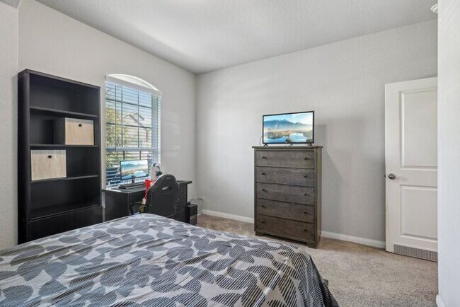 Building Photo - Spacious 1.5 Story Home with a Versatile F...