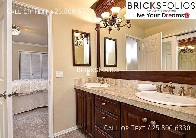 Building Photo - Luxurious 5-bedroom home in Sammamish with...