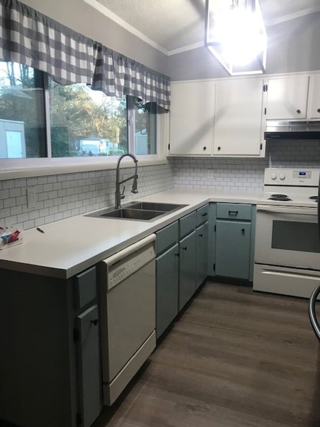 Building Photo - Beautiful 4 Bed House