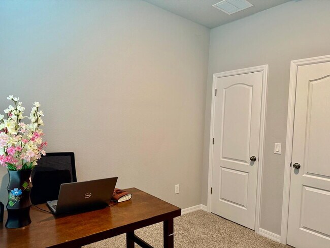 Building Photo - Spacious 4-Bedroom Corner Townhome with Loft & Lake Views in Ocoee
