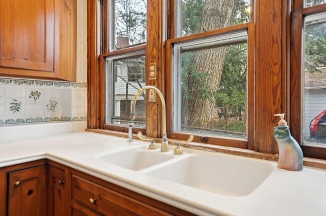 Building Photo - Private House on iuka ave Ravine – Central Campus – Newly Renovated - Flexible Pricing