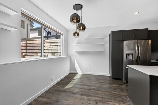 Building Photo - ULTRA-MODERN Air Conditioned Townhome in Beacon Hill (1st Month Free)
