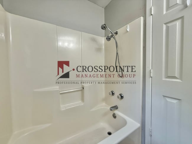 Building Photo - 3 Bedroom, 2 Bathroom Duplex!