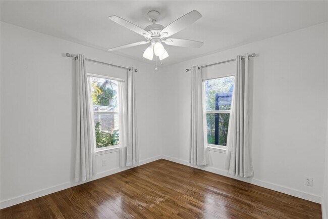 Building Photo - 713 E 45th St