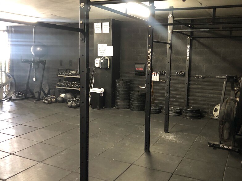 Building Photo - 690 SW 1st Ave