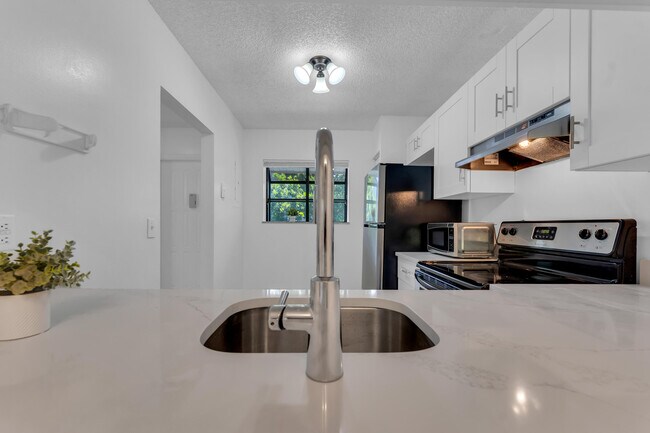 Building Photo - 1224 S Military Trail