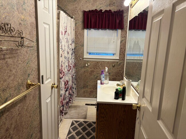 Building Photo - 3 Bedroom/1 Bath in Well Established Neighborhood