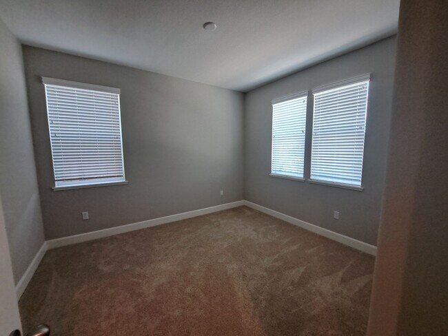 Building Photo - Feels Like a Model Home