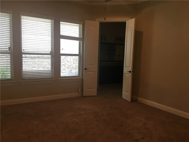 Building Photo - 8633 Ludlow Dr