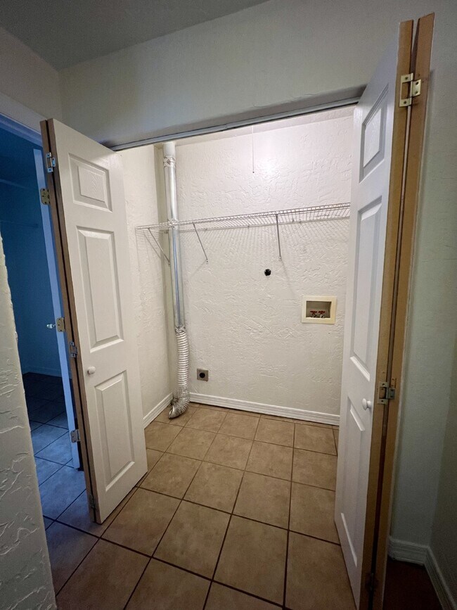 Building Photo - 2 bedroom / 1 bath close to KAFB and I-25 Move-in Special!