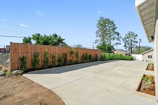 Building Photo - 1318 Malachite Ave