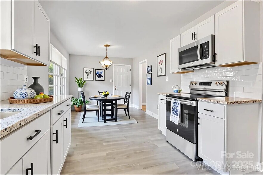 Building Photo - Room in House on Thornwood Rd