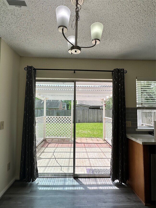 Building Photo - 4819 Sunshine Dr