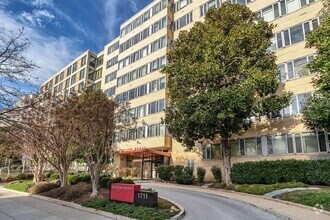 Building Photo - Sun-Filled, Top Floor L Shaped Studio In M...