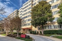 Building Photo - Sun-Filled, Top Floor L Shaped Studio In M...