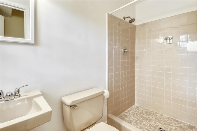 Building Photo - Beautiful 4 BR 3 BA home in quiet neighbor...
