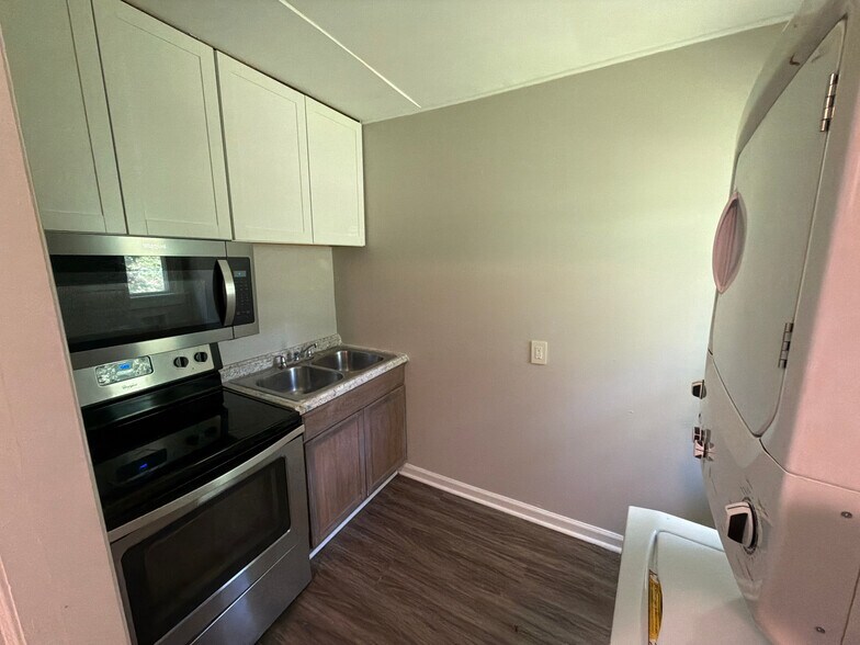 Building Photo - Room in Apartment on Overland Heights