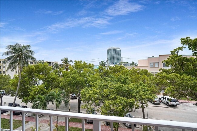 Building Photo - 6900 Bay Dr