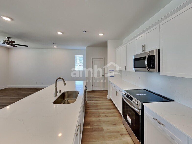 Building Photo - 9118 Fiesta Impatiens Ct