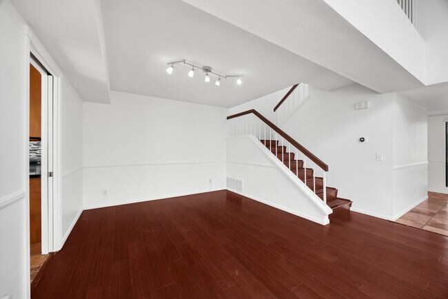 Building Photo - 3 Bed, 3 Bath townhome in Woodbridge Village