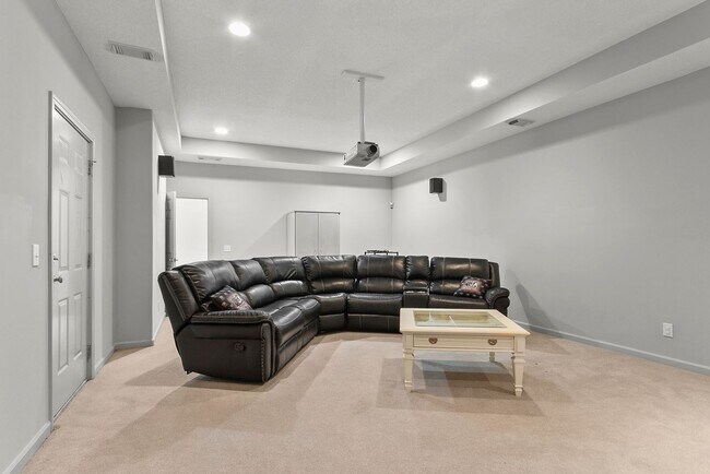 Building Photo - 10495 Royal Points Dr