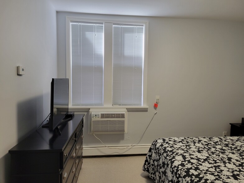 bedroom - 97-13 64th Rd